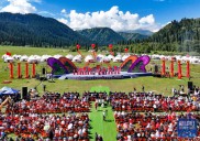 新疆伊犁：阿肯阿依特斯在草原上唱响